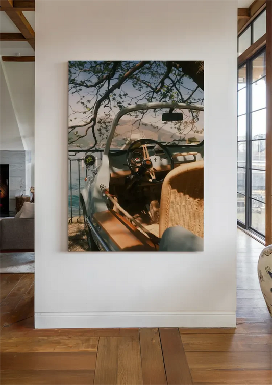 Vintage-Cabrio Leinwandbild an der Wand im Flur.