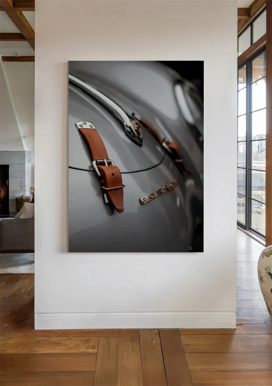 Vintage Emblem mit Lederriemen Leinwandbild an der Wand im Flur.