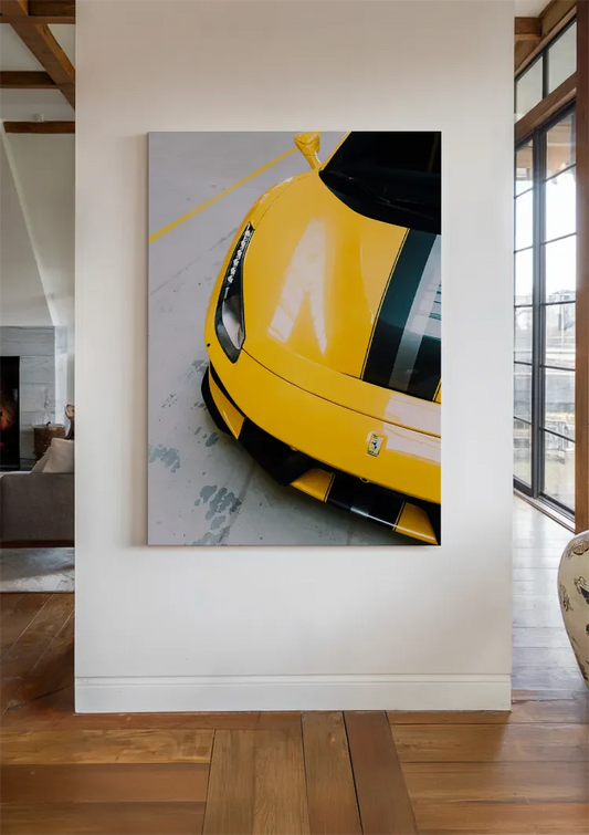 Gele sportwagen canvas schilderij aan de muur in de hal