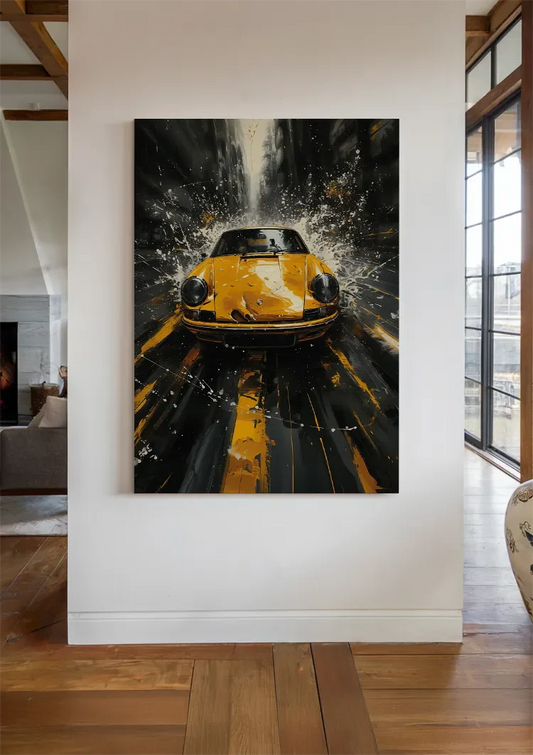 De gele sportwagen canvas schilderij aan de muur in de hal bij de voordeur