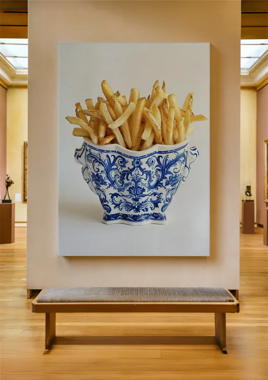 Delfts blauw friet schaal canvas schilderij hangt aan de muur in de hal