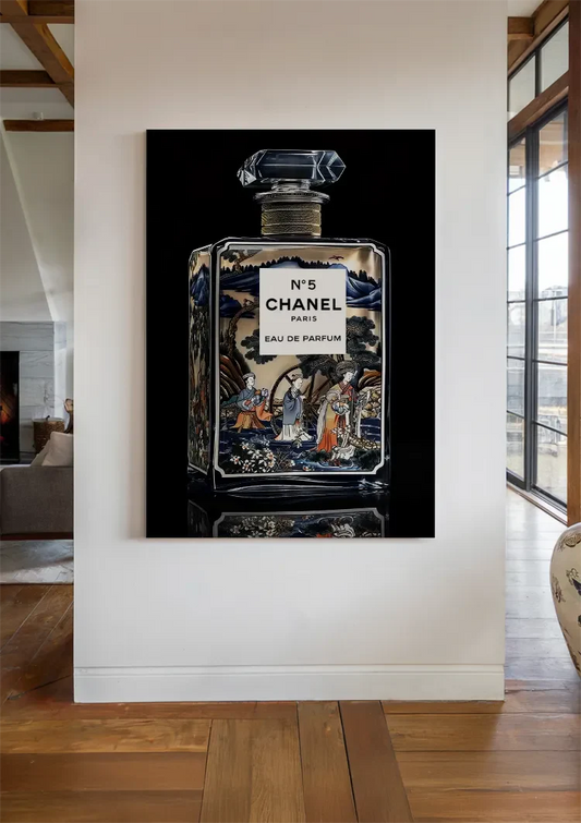 Delfts blauwe parfumfles met goud canvas schilderij aan de wand in de hal