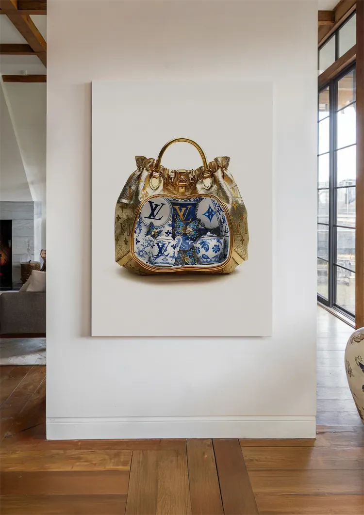 Gouden Louis Vuitton Tas met Blauw Wit Porseleinen Kopjes Schilderij