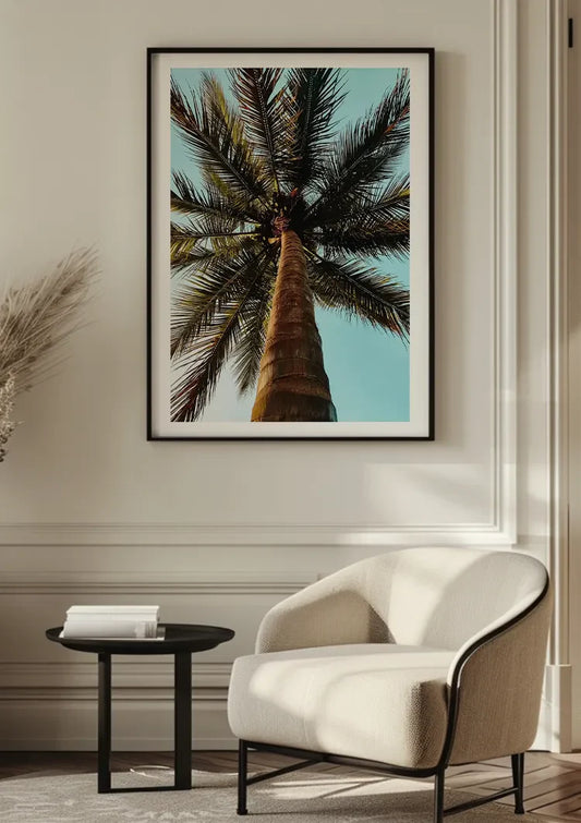 Palmboom in blauwe lucht canvas schilderij opgehangen in de hal