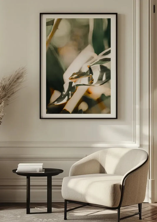 Kikker op tropisch blad canvas schilderij opgehangen in de hal