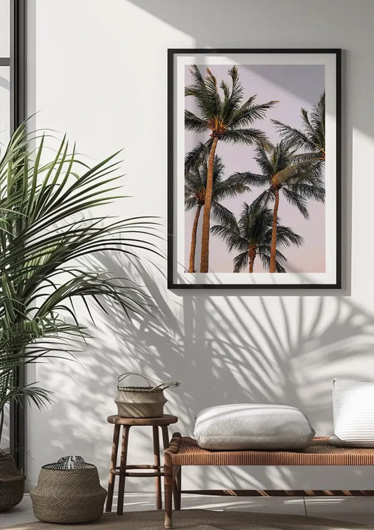 Palmbomen van onderaf canvas schilderij aan de muur in de hal