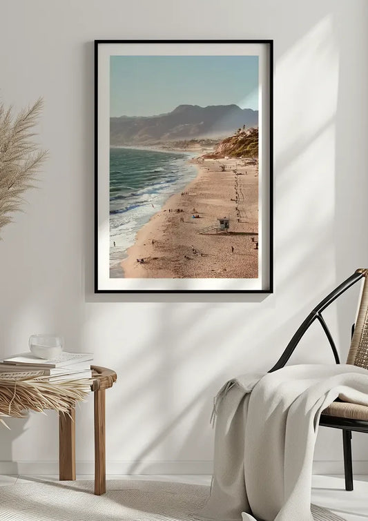 Kustlijn met bergen canvas schilderij aan de muur bij de voordeur in de hal