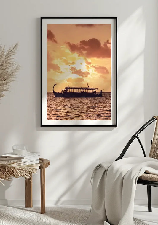 Bootsilhouet canvas schilderij aan de muur in de hal.