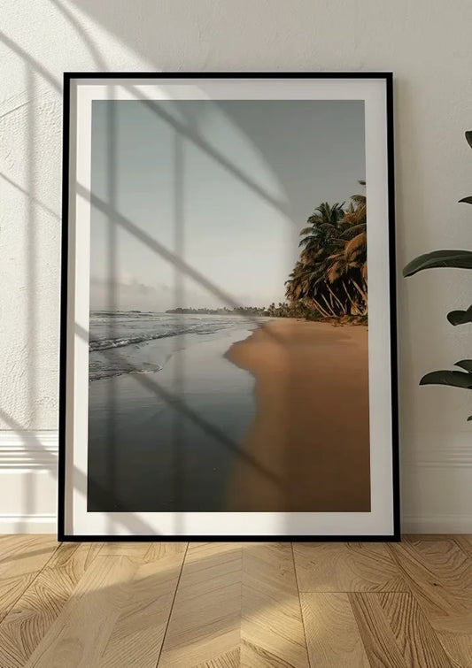 Rustig strand met palmbomen canvas schilderij aan de muur in de ruime hal