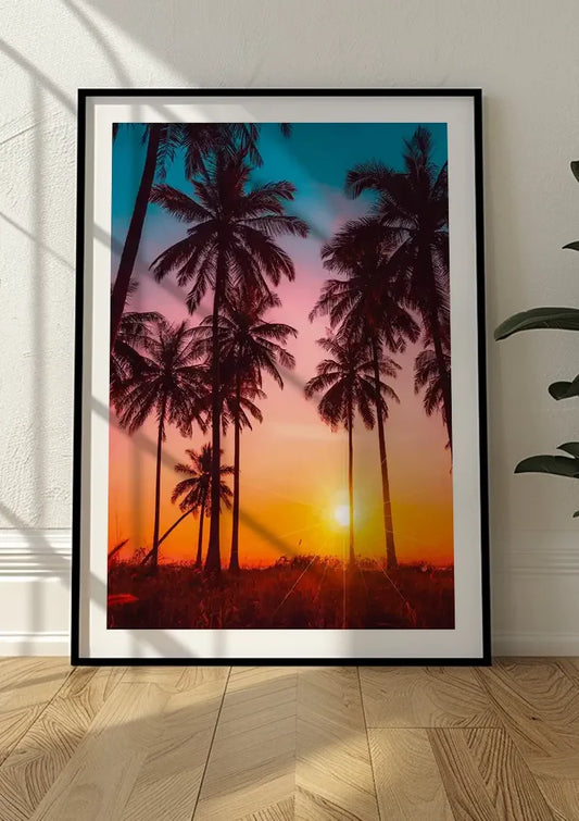 Palmbomen canvas schilderij aan de muur in de hal.