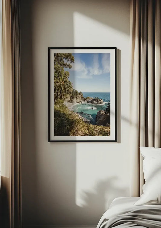 Wilde kustlijn met waterval canvas schilderij aan de muur boven de kast in de hal