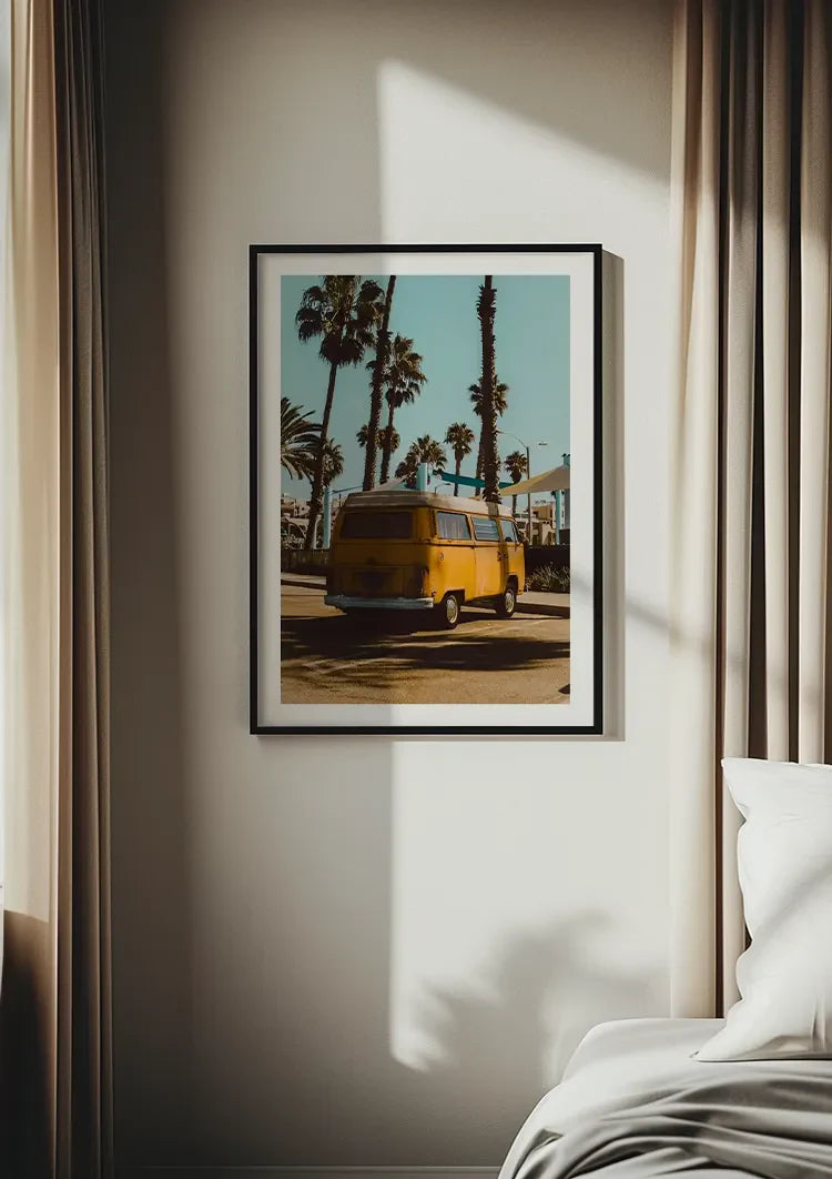 Gelber Vintage-Bus Palmen Sonnige Strand Retro Malerei