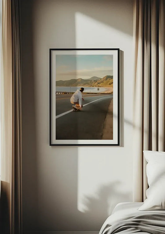 Skateboarder op een kustweg canvas schilderij aan de muur in de hal