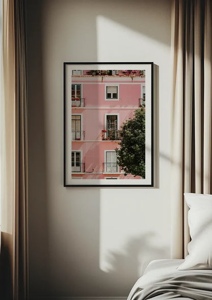 Roze Gebouw Met Witte Ramen En Balkons Zonnig Schilderij