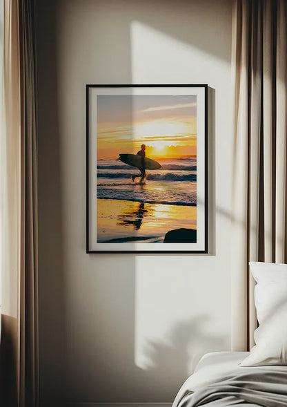 Surfer Op Strand Bij Gouden Zonsondergang Reflectie Schilderij
