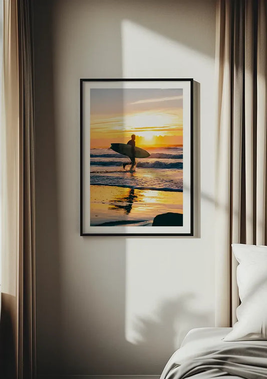 Surfer bij een gouden zonsondergang canvas schilderij aan de muur in de hal