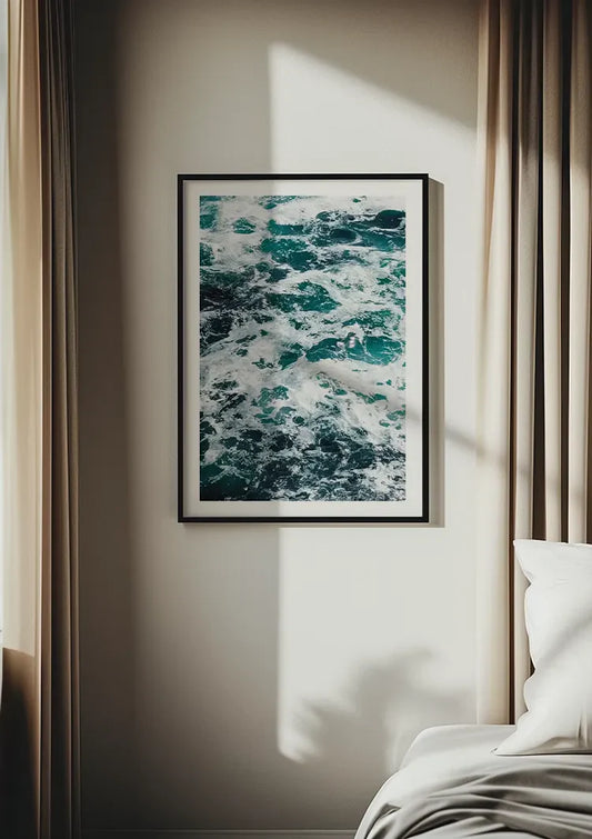 Zeegezicht canvas schilderij aan de muur boven het bed in de slaapkamer