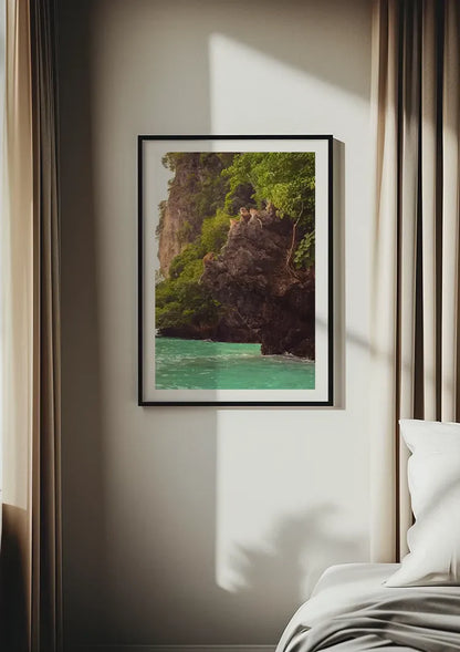 Tropische Rotskliffen Met Weelderig Groen En Turquoise Water Schilderij