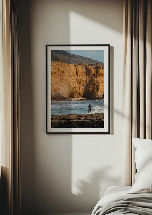 Surfer bij Gouden Kliffen Oceaan Golven Kustlandschap Canvas Schilderij