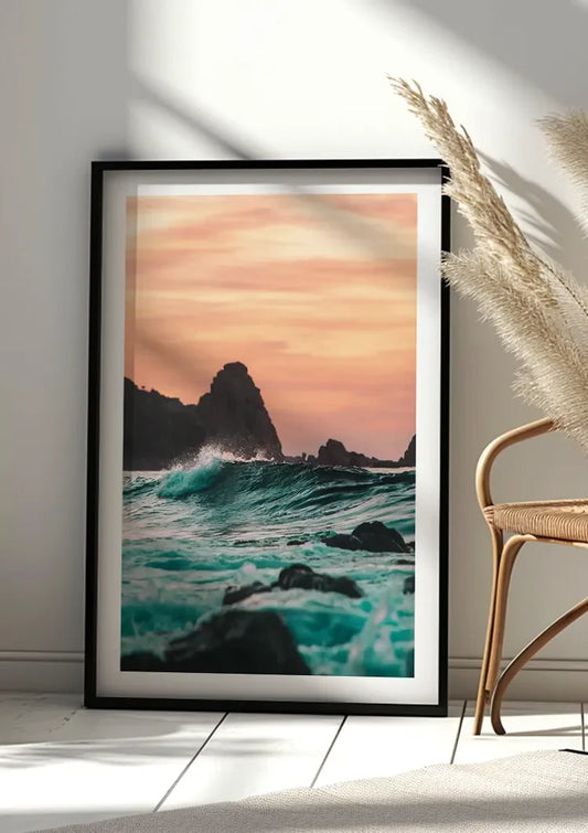 Woeste zee bij zonsondergang canvas schilderij aan de muur in de ruime hal