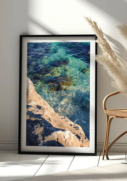 Rotsachtige Kust Met Helder Turquoise Zeewater Close Up Canvas Schilderij