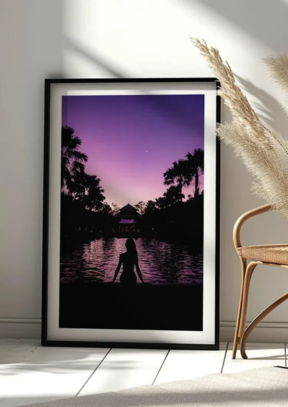 Frauensilhouette am Pool Lila Dämmerung mit Palmen Gemälde