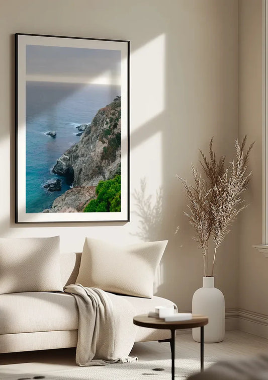 Rotsachtige kust canvas schilderij aan de muur in de hal