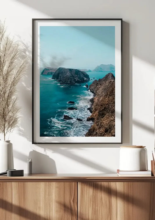 Turquoise zee canvas schilderij aan de muur bij de voordeur in de hal