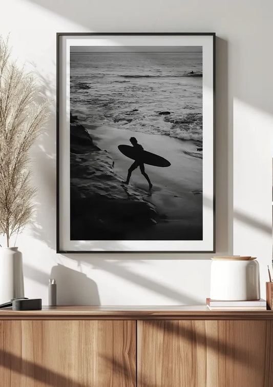 Surfer in zwart wit canvas schilderij aan de muur in de ruime hal