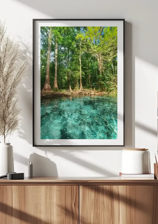 Turquoise bronwater canvas schilderij aan de muur in de hal
