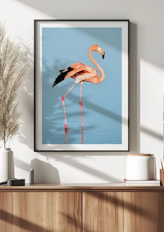 Roze flamingo canvas schilderij aan de muur bij de voordeur in de hal