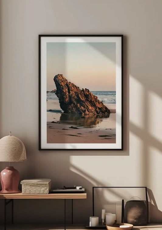 Rotsformatie op het strand canvas schilderij aan de muur boven de kast in de hal