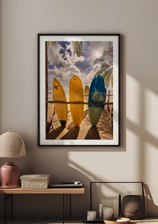 Kleurrijke surfplanken canvas schilderij aan de muur bij de voordeur in de hal