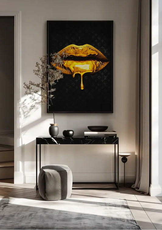 Druipend goud op lippen canvas schilderij aan de muur in de slaapkamer