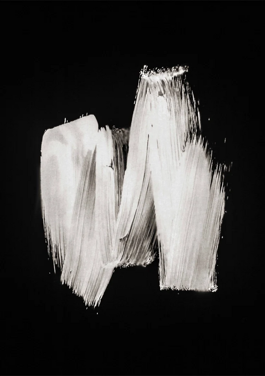 Witte verfstrepen canvas schilderij op een zwarte achtergrond, expressieve stijl