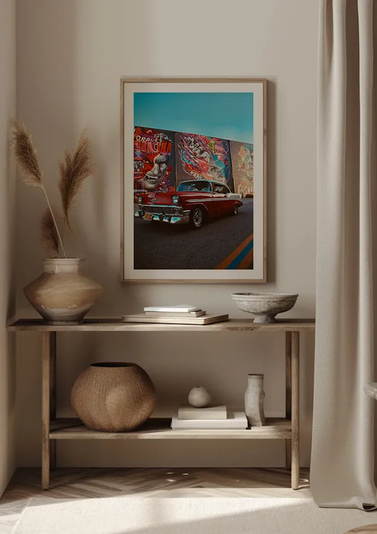 Rode klassieke auto canvas schilderij aan de muur in de hal.