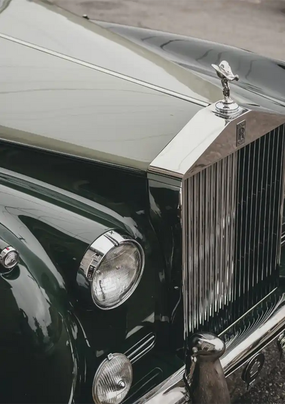 Rolls Royce Motorkap Close Up Donkergroen Chroom Spirit of Ecstasy Klassiek Schilderij
