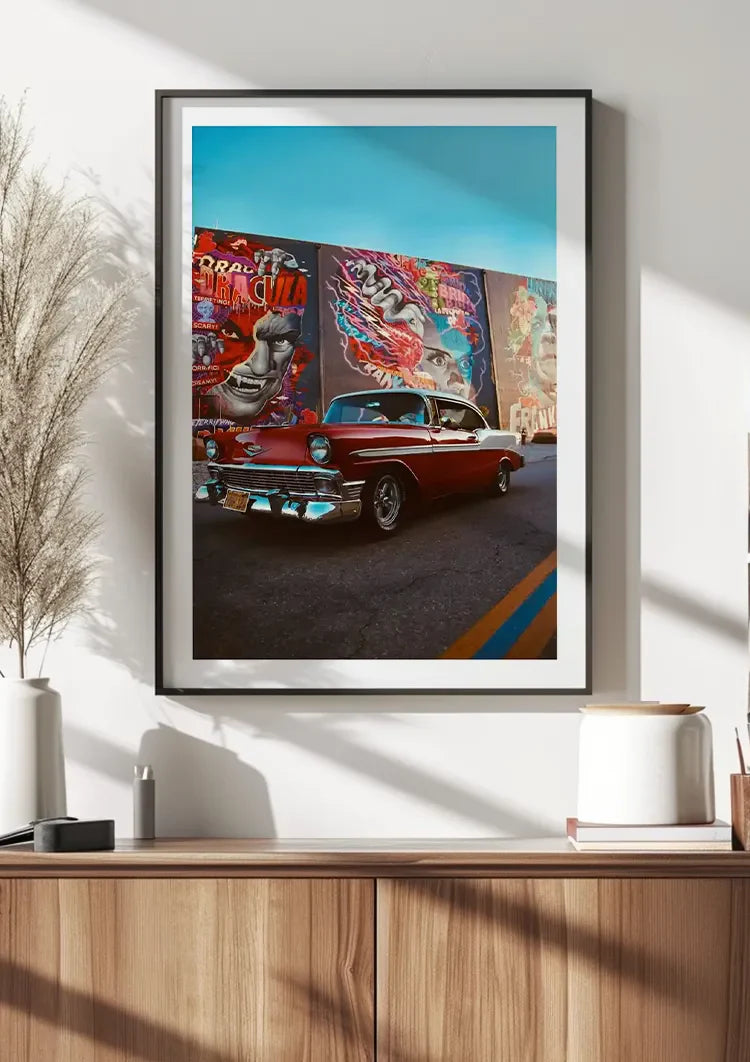 Klassisches rotes amerikanisches Auto Buntes Streetart-Wandgemälde