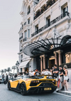 Gelber Lamborghini SVJ Luxushotel Stadtstraße Gemälde