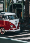 Rot Weißer VW Bulli Bus Palmen Sonnige Straße Gemälde