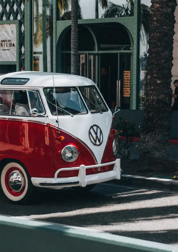 Rot Weißer VW Bulli Bus Palmen Sonnige Straße Gemälde