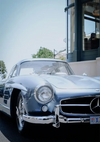 Klassischer silberner Mercedes 300SL Oldtimer-Straßenmalerei