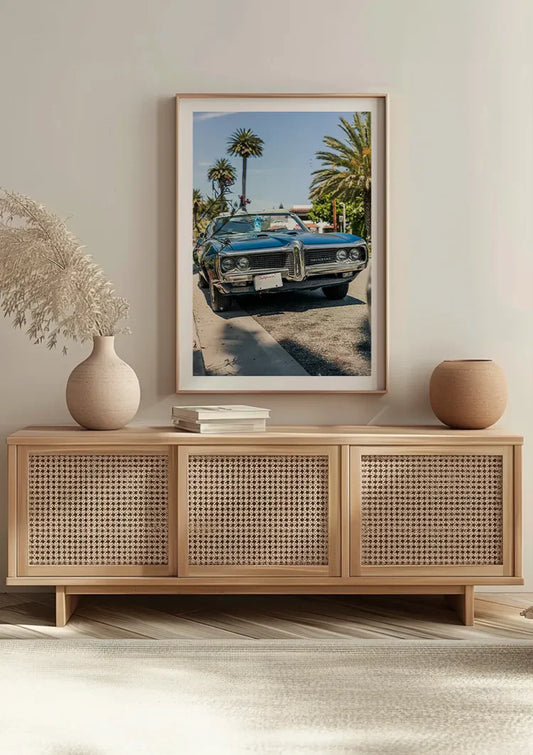 Vintage Auto zwischen den Palmen Leinwandbild an der Wand im Flur
