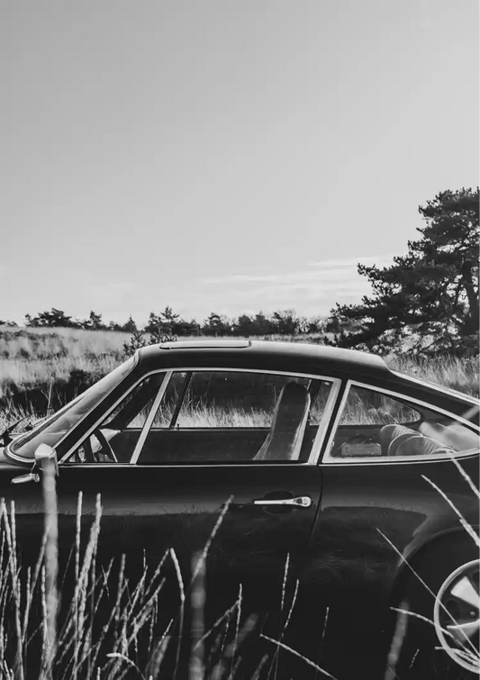 Klassieke auto canvas schilderij in een veld, zwart en wit, tijdloze stijl