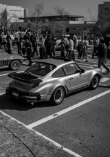 Srebrne Porsche 911 Carrera Czarno-białe Auto Show Fotografia uliczna Obraz na płótnie