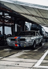 Silberner Ford Mustang Blaue Rote Rennstreifen Industrielle Garage Gemälde