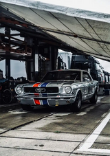 Srebrny Ford Mustang Niebieskie Czerwone Paski Wyścigowe Przemysłowy Garaż Na Obraz na płótnie