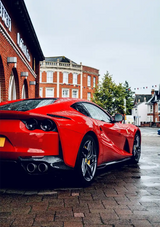 Czerwony Ferrari 812 Superfast Wet Street tylna fotografia uliczna obraz na płótnie