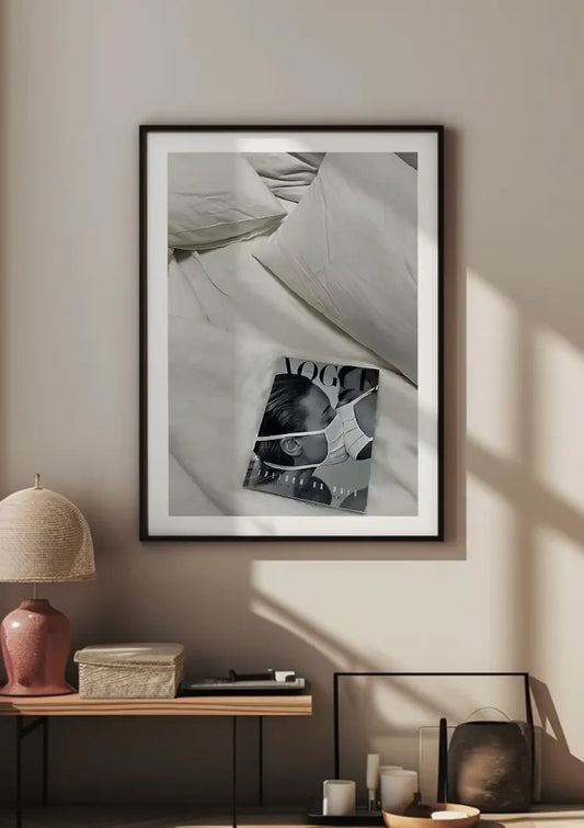 Tijdschrift op wit beddengoed canvas schilderij aan de muur in de hal