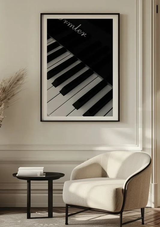 Pianotoetsen in zwart en wit canvas schilderij aan de muur in de hal